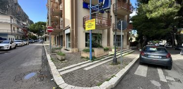 Locale commerciale in affitto a Partinico, Viale Aldo Moro