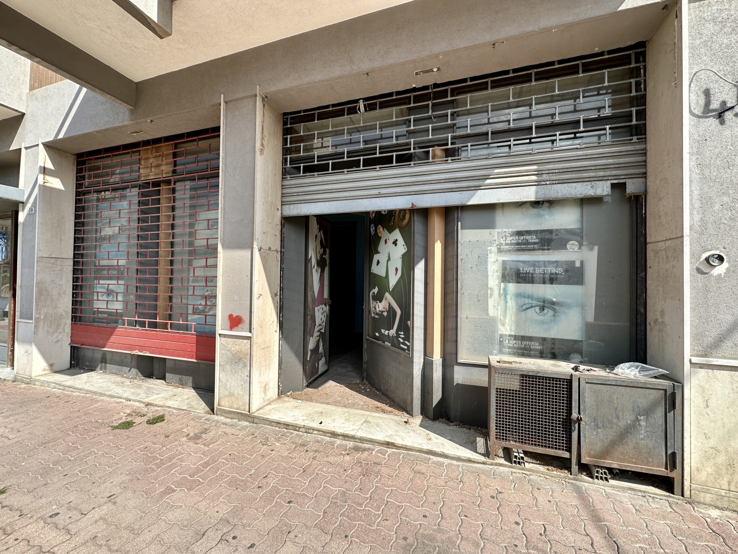 Locale Commerciale in vendita a Partinico, Viale Aldo Moro 43